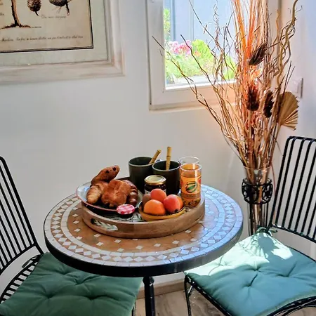 Escapade A 2 Bed & Breakfast *